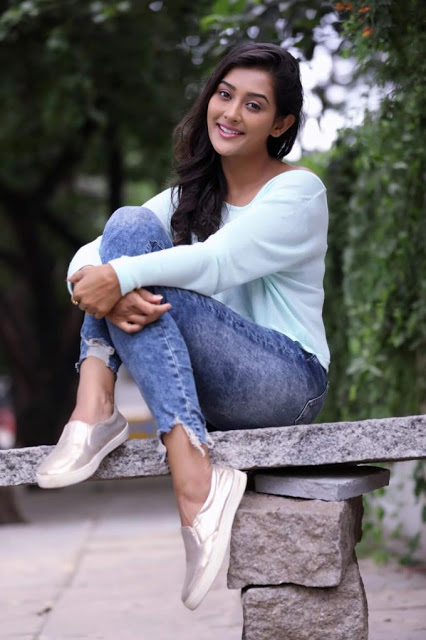 Cute Actress Pooja Jhaveri In Blue Top Tight Jeans 11